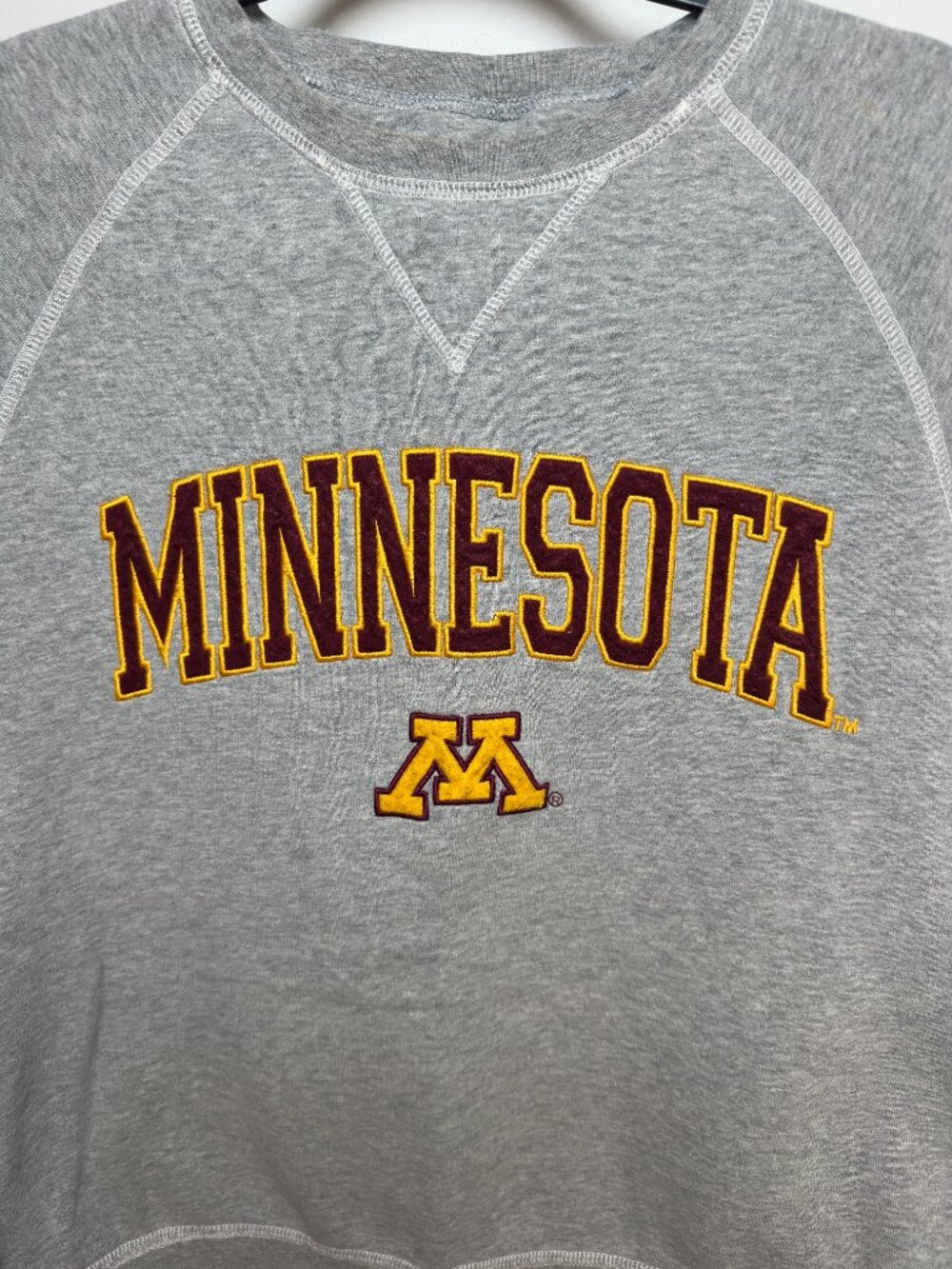 UNIVERSITY OF MINNESOTA SWEATSHIRT. GOPHERS. VINTAGE. SO SOFT! - Picture 2 of 4